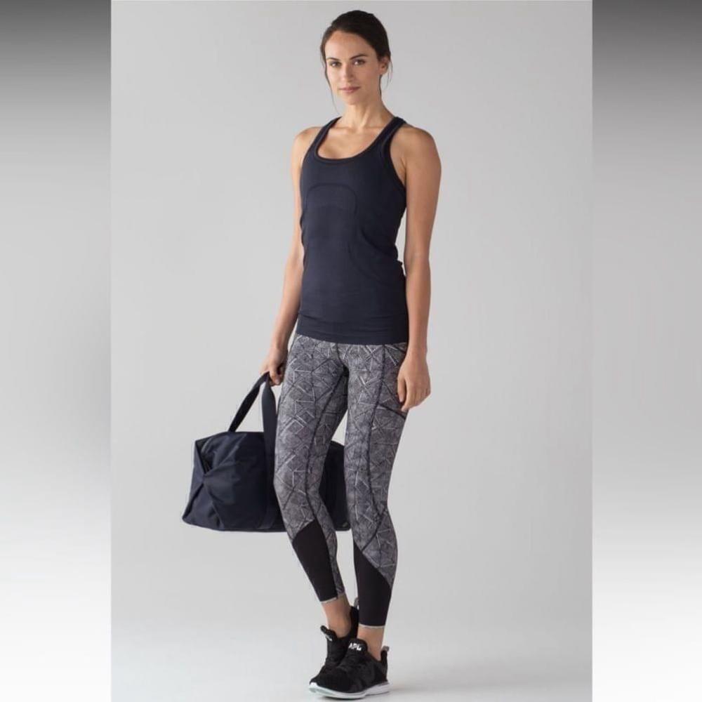 Lululemon Tight Stuff Tight II (25")
Formation Alpine White Black sz 4